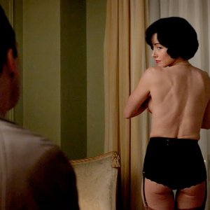 Linda Cardellini Nude