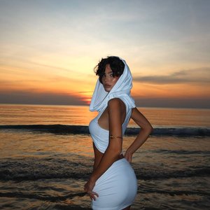 Mugretnug Nude
