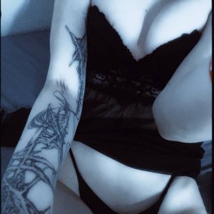 Paradoksi Nude