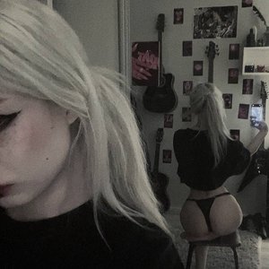 Paradoksi Nude