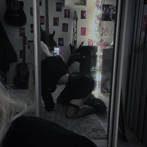 Paradoksi Nude
