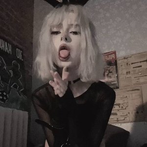 Paradoksi Nude