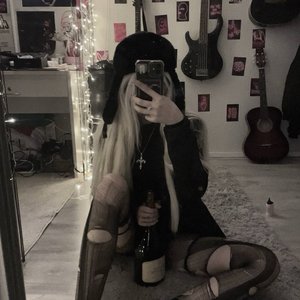 Paradoksi Nude