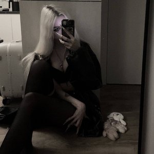 Paradoksi Nude