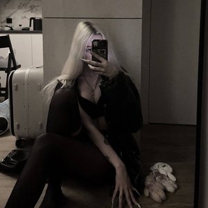 Paradoksi Nude