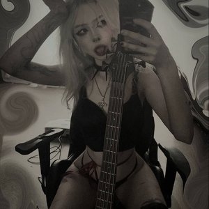Paradoksi Nude