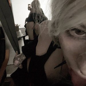 Paradoksi Nude