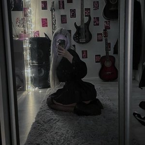 Paradoksi Nude