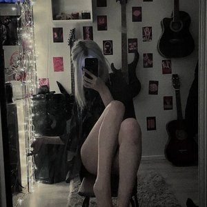 Paradoksi Nude