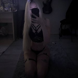 Paradoksi Nude