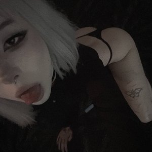 Paradoksi Nude