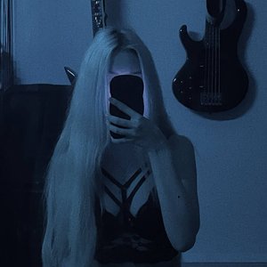 Paradoksi Nude