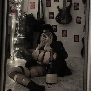Paradoksi Nude