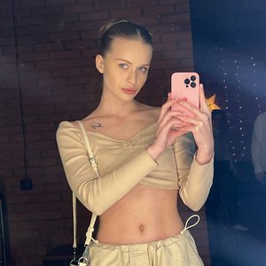 Abrikosa Nude