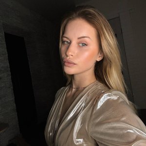 Abrikosa Nude