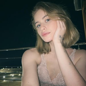 Abrikosa Nude