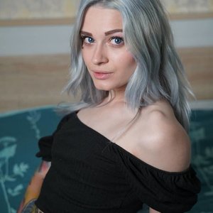 Belleniko Nude