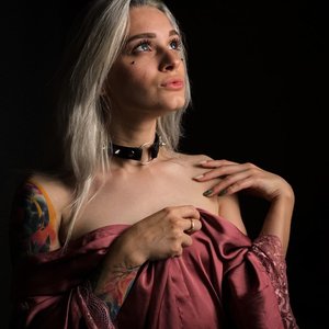 Belleniko Nude