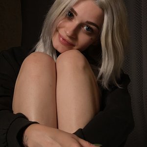 Belleniko Nude