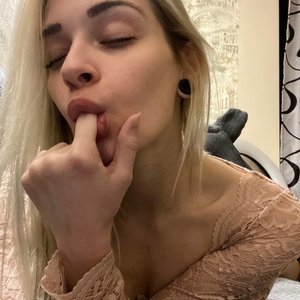 Belleniko Nude