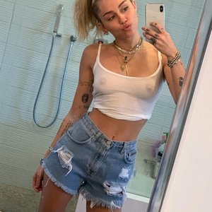 Mayli Sayrus Nude