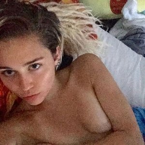 Mayli Sayrus Nude