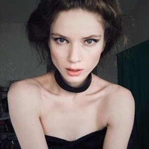 Dinablin Nude