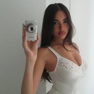 Medison Bir Nude