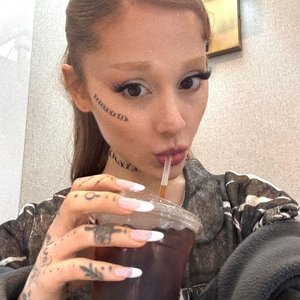 Ariana Grande Nude